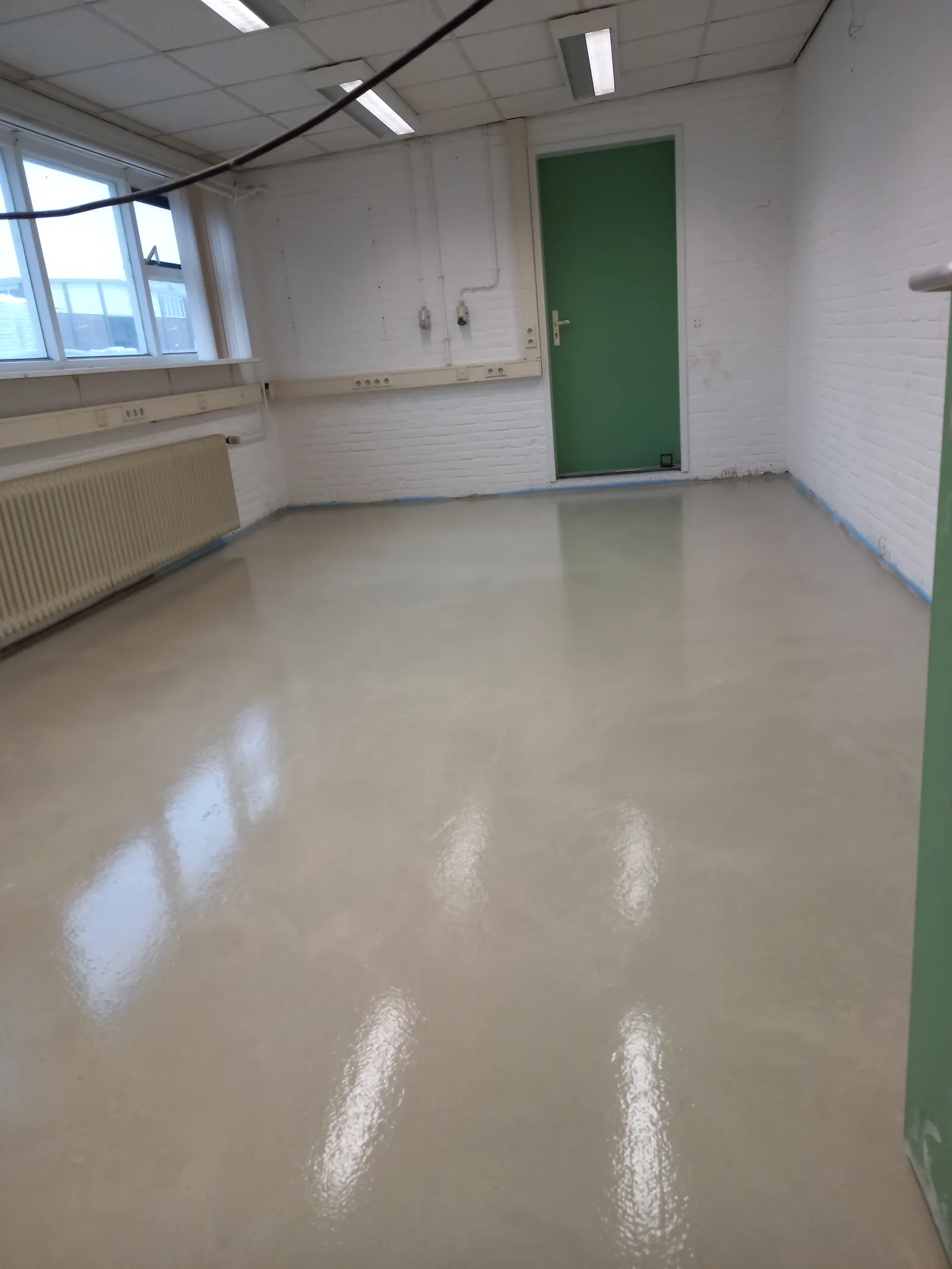 Glossy flowing mortar floor in fresh state