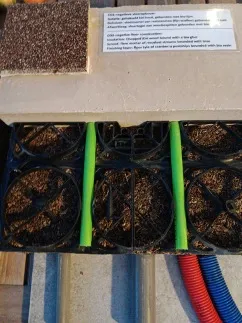 Doorsnede vloeropbouw met vezelisolatie, dekvloer en vloerafwerking