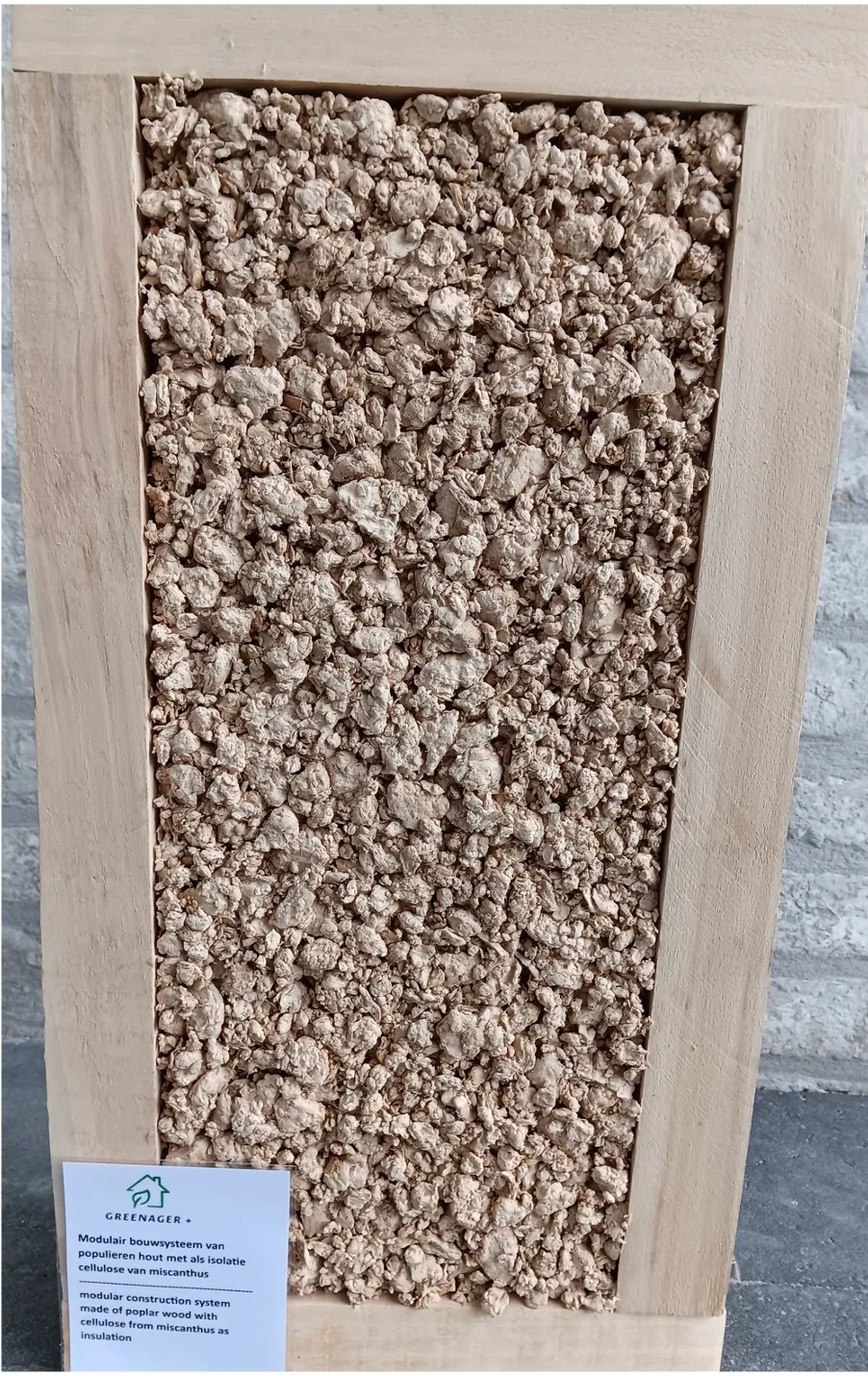 Cellulose van miscanthus in een houten kader