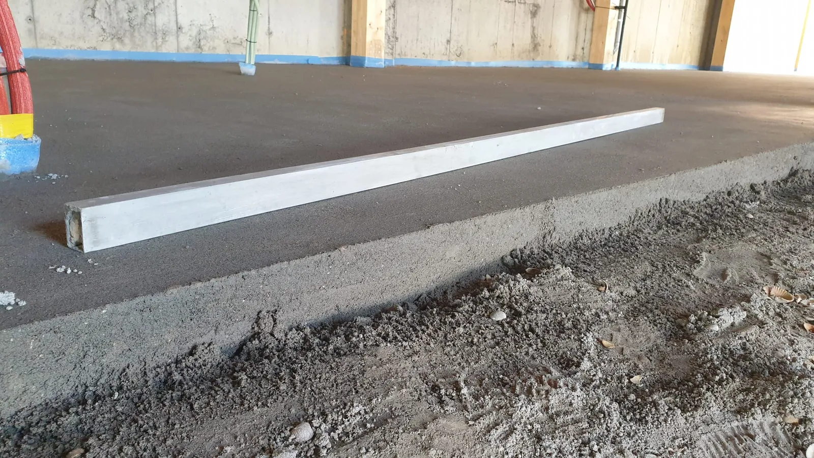 Pas gestorte kalkgebonden dekvloer met aluminium rei