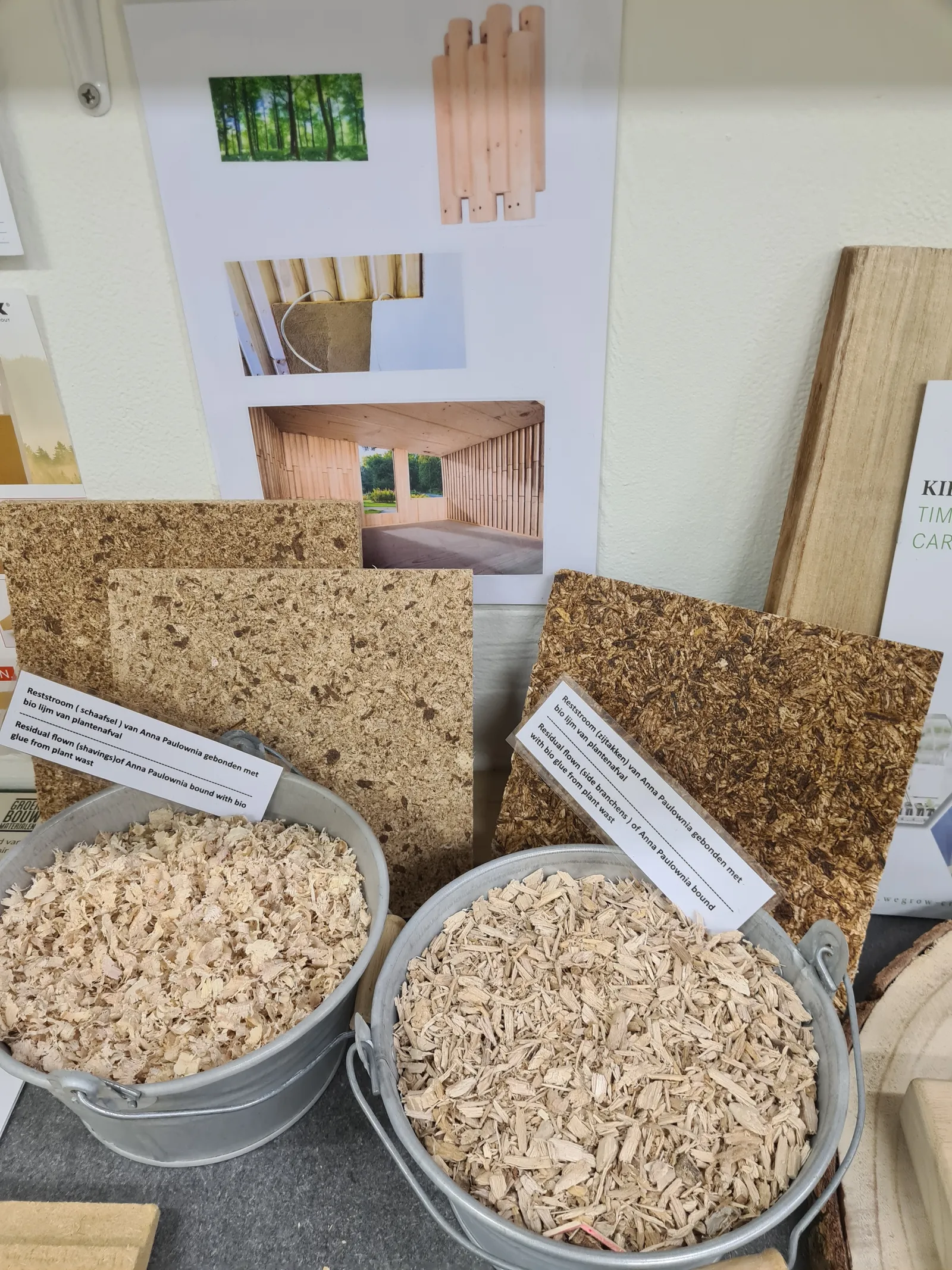 Plaatmateriaal en emmers met vezels van kiri-reststromen