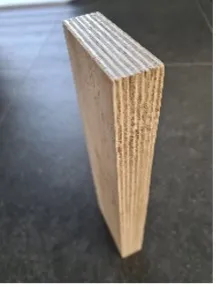 Gelaagde plaat van verlijmd hout