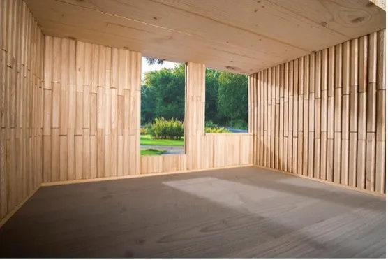 Interieur van een modulaire ruimte in massief hout