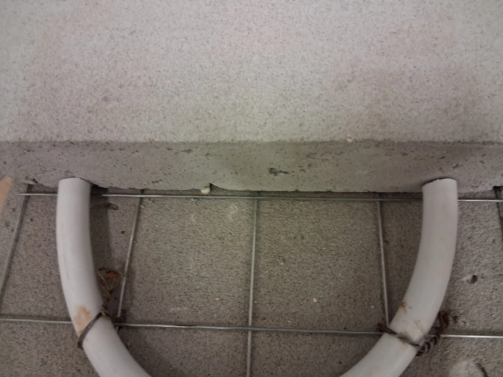 SubstraTon dekvloer met duurzamer cement boven buis en wapeningsnet